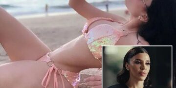 Increíble momento en que un héroe paramédico fuera de servicio rescata a una niña de 7 años de una casa infernal corriendo entre las llamas para sacarla