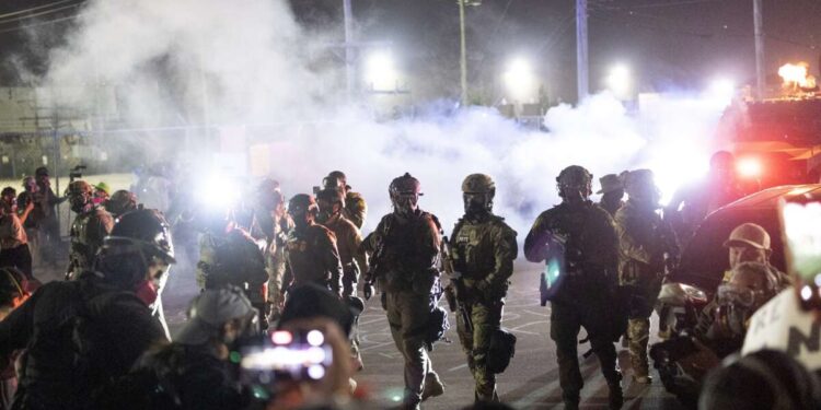 Informe rebaja la calificación cívica de EE.UU. a “obstruida” debido a las acciones de Trump