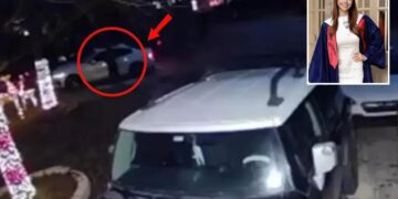 Un collage de imágenes que contiene 2 imágenes. La imagen 1 muestra imágenes de vigilancia nocturna que muestran a Camila Olmos subiéndose a un auto blanco. La imagen 2 muestra a un graduado sonriente con una toga y birrete azul con un vestido rojo. "Honor" robó