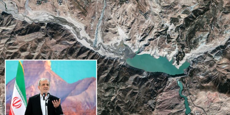 Un collage de imágenes que contiene 2 imágenes. La imagen 1 muestra una vista satelital que muestra la reducción del nivel del agua en la presa Latian, en Lavasan. La imagen 2 muestra al presidente iraní Masoud Pezeshkian hablando durante una reunión en Ilam.