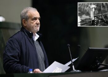 Un collage de imágenes que contiene 2 imágenes. La imagen 1 muestra la sesión plenaria del Parlamento iraní: 28 de diciembre de 2025, Teherán, Irán - 28 de diciembre de 2025. La imagen 2 muestra una fotografía en blanco y negro de una prueba de misil.