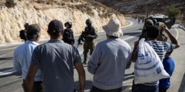 El ejército israelí impide que los palestinos lleguen a sus tierras para cosechar aceitunas después de declarar la zona zona militar cerrada el 23 de octubre de 2025, en Si'ir, Hebrón.