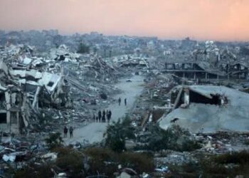 Una vista general muestra casas destruidas en el campo de Nuseirat, en el centro de la Franja de Gaza, el 26 de diciembre de 2025.