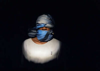 Un hombre amordazado y con los ojos vendados se encuentra en completa oscuridad.