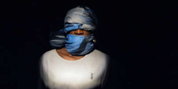 Un hombre amordazado y con los ojos vendados se encuentra en completa oscuridad.