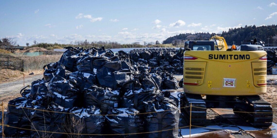 Se recogen bolsas de tierra contaminada por radiación en un campo de almacenamiento temporal en la ciudad de Okuma, en la prefectura de Fukushima, el 19 de febrero de 2025. (Yuichi Yamazaki/AFP vía Getty Images)