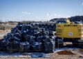 Se recogen bolsas de tierra contaminada por radiación en un campo de almacenamiento temporal en la ciudad de Okuma, en la prefectura de Fukushima, el 19 de febrero de 2025. (Yuichi Yamazaki/AFP vía Getty Images)