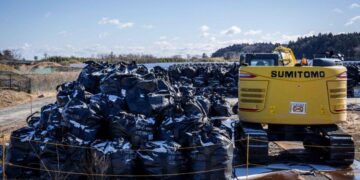 Se recogen bolsas de tierra contaminada por radiación en un campo de almacenamiento temporal en la ciudad de Okuma, en la prefectura de Fukushima, el 19 de febrero de 2025. (Yuichi Yamazaki/AFP vía Getty Images)
