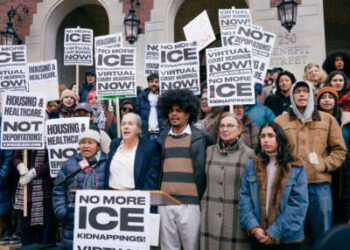 Miembros de la comunidad protestan por la presencia de ICE y realizan una conferencia de prensa exigiendo audiencias virtuales en el juzgado de Garrahy en Providence, Rhode Island, el 20 de noviembre de 2025.