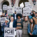 Miembros de la comunidad protestan por la presencia de ICE y realizan una conferencia de prensa exigiendo audiencias virtuales en el juzgado de Garrahy en Providence, Rhode Island, el 20 de noviembre de 2025.
