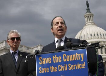 La Cámara de Representantes aprueba un proyecto de ley para deshacer la orden de Trump que pone fin a los derechos de negociación de los trabajadores federales