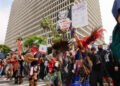 Manifestantes nativos americanos marchan al frente de una "Sin día de Reyes" Manifestación en una ciudad que ha sido el foco de protestas contra las redadas de inmigración de Trump el 14 de junio de 2025 en Los Ángeles, California.