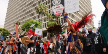 Manifestantes nativos americanos marchan al frente de una "Sin día de Reyes" Manifestación en una ciudad que ha sido el foco de protestas contra las redadas de inmigración de Trump el 14 de junio de 2025 en Los Ángeles, California.