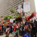 Manifestantes nativos americanos marchan al frente de una "Sin día de Reyes" Manifestación en una ciudad que ha sido el foco de protestas contra las redadas de inmigración de Trump el 14 de junio de 2025 en Los Ángeles, California.