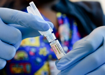 La FDA investiga muertes potencialmente relacionadas con las vacunas COVID-19 en todos los rangos de edad