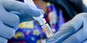 La FDA investiga muertes potencialmente relacionadas con las vacunas COVID-19 en todos los rangos de edad