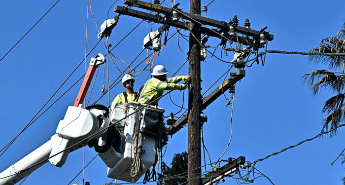 'La IA no puede trepar a un poste de servicios públicos': los expertos advierten sobre un 'tsunami de plata' en los servicios públicos de EE. UU.