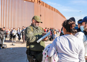 La Patrulla Fronteriza de EE.UU. cobrará una tarifa de detención de 5.000 dólares a quienes crucen la frontera ilegalmente
