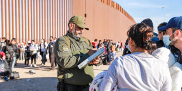 La Patrulla Fronteriza de EE.UU. cobrará una tarifa de detención de 5.000 dólares a quienes crucen la frontera ilegalmente