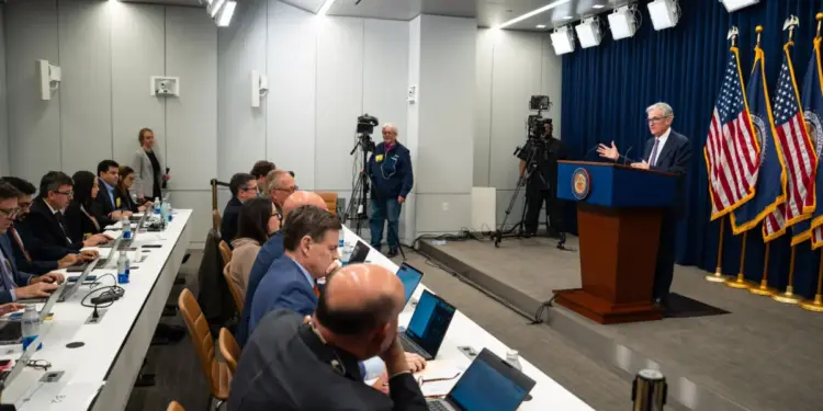 El presidente de la Reserva Federal, Jerome Powell, habla en una conferencia de prensa posterior a la reunión del Comité Federal de Mercado Abierto en Washington el 29 de octubre de 2025. (Madalina Kilroy/La Gran Época)