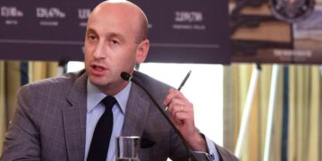 La administración Trump establece el objetivo de desnaturalizar a miles de ciudadanos estadounidenses en 2026