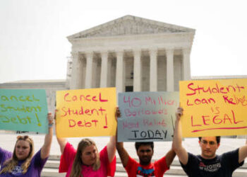 Los defensores del alivio de la deuda estudiantil se encuentran afuera de la Corte Suprema de los Estados Unidos mientras esperan que la Corte Suprema dé a conocer su opinión sobre si anular o no el programa de alivio de la deuda estudiantil del presidente Biden el viernes 30 de junio de 2023 en Washington, DC.