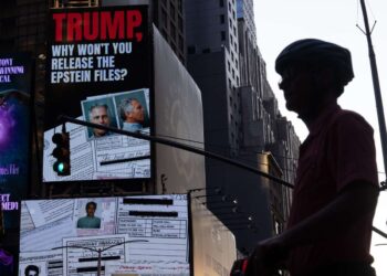 La eliminación de documentos y los archivos faltantes alimentan las especulaciones sobre el “encubrimiento” de Epstein