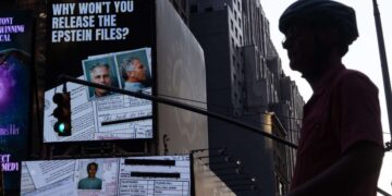 La eliminación de documentos y los archivos faltantes alimentan las especulaciones sobre el “encubrimiento” de Epstein