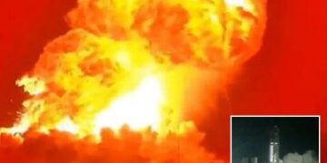 La explosión del cohete SpaceX puso a tres aviones de pasajeros llenos en 'riesgo de seguridad extremo' debido a la lluvia de escombros