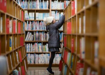 La junta del condado de Carolina del Norte disuelve el panel de la biblioteca por negarse a prohibir los libros trans