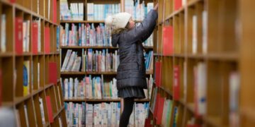 La junta del condado de Carolina del Norte disuelve el panel de la biblioteca por negarse a prohibir los libros trans