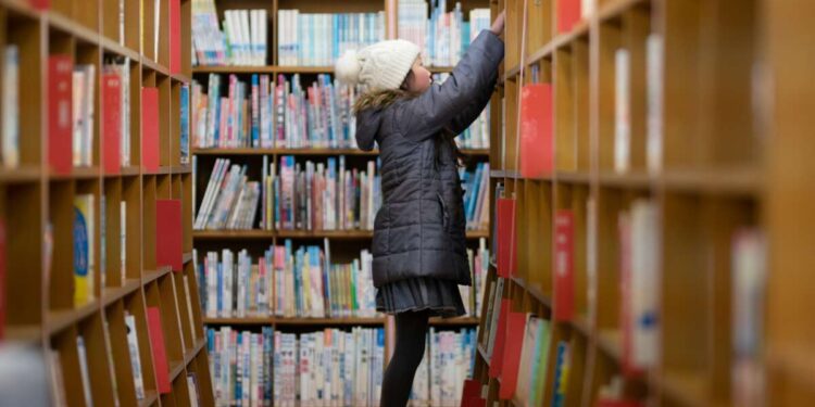 La junta del condado de Carolina del Norte disuelve el panel de la biblioteca por negarse a prohibir los libros trans