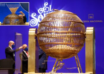 Un collage de imágenes que contiene 2 imágenes. La imagen 1 muestra el sorteo tradicional de la Lotería de Navidad española de El Gordo. La imagen 2 muestra NINTCHDBPICT000549445963.