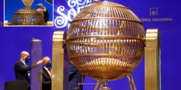 Un collage de imágenes que contiene 2 imágenes. La imagen 1 muestra el sorteo tradicional de la Lotería de Navidad española de El Gordo. La imagen 2 muestra NINTCHDBPICT000549445963.