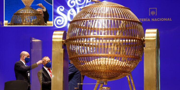 Un collage de imágenes que contiene 2 imágenes. La imagen 1 muestra el sorteo tradicional de la Lotería de Navidad española de El Gordo. La imagen 2 muestra NINTCHDBPICT000549445963.