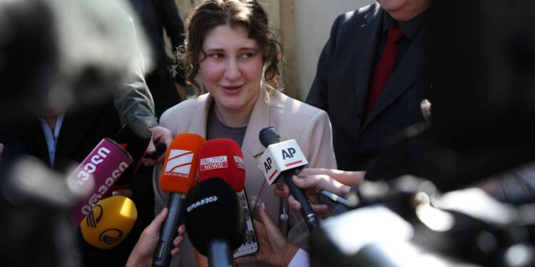 La mula británica de drogas Bella Culley admite que "tiene las manos ocupadas para tener 19 años" después de tener un bebé semanas después de salir del infierno de la cárcel