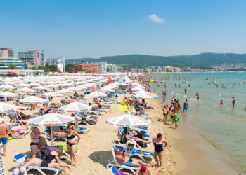 La nación bañada por el sol apodada la 'nueva Costa del Sol' amada por los expatriados británicos con beneficios fiscales y casas de £ 3 mil... pero tiene un lado oscuro