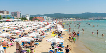 La nación bañada por el sol apodada la 'nueva Costa del Sol' amada por los expatriados británicos con beneficios fiscales y casas de £ 3 mil... pero tiene un lado oscuro