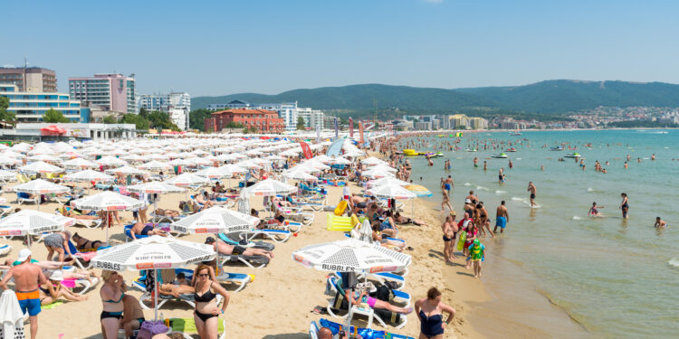 La nación bañada por el sol apodada la 'nueva Costa del Sol' amada por los expatriados británicos con beneficios fiscales y casas de £ 3 mil... pero tiene un lado oscuro