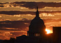 El sol se pone detrás del edificio del Capitolio de Estados Unidos el 24 de mayo de 2025 en Washington, DC.