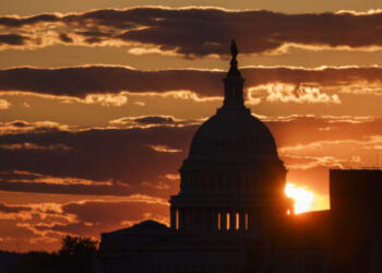 El sol se pone detrás del edificio del Capitolio de Estados Unidos el 24 de mayo de 2025 en Washington, DC.