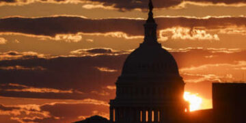 El sol se pone detrás del edificio del Capitolio de Estados Unidos el 24 de mayo de 2025 en Washington, DC.
