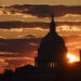 El sol se pone detrás del edificio del Capitolio de Estados Unidos el 24 de mayo de 2025 en Washington, DC.