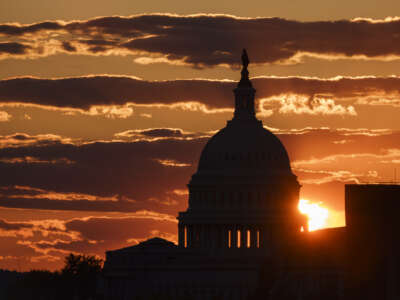 El sol se pone detrás del edificio del Capitolio de Estados Unidos el 24 de mayo de 2025 en Washington, DC.