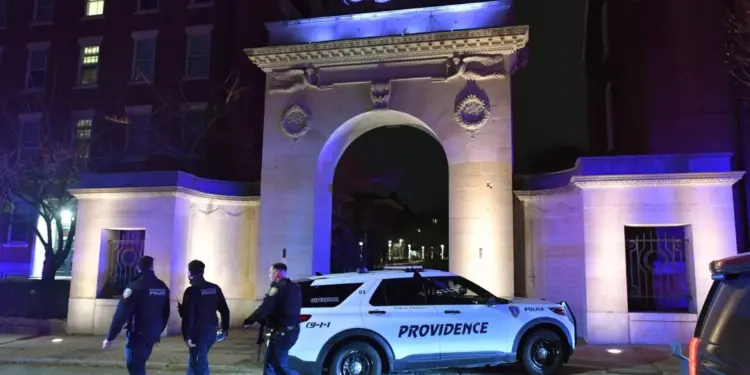 La policía detiene a una persona de interés en el mortal tiroteo en la Universidad de Brown
