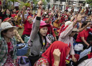 Trabajadores de la fábrica de calzado Tai Yi protestan en la oficina de empleo en el municipio de Hlaing Thar Yar, en las afueras de Yangon, Myanmar, el 24 de febrero de 2020.