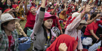 Trabajadores de la fábrica de calzado Tai Yi protestan en la oficina de empleo en el municipio de Hlaing Thar Yar, en las afueras de Yangon, Myanmar, el 24 de febrero de 2020.