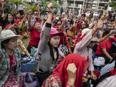 Trabajadores de la fábrica de calzado Tai Yi protestan en la oficina de empleo en el municipio de Hlaing Thar Yar, en las afueras de Yangon, Myanmar, el 24 de febrero de 2020.