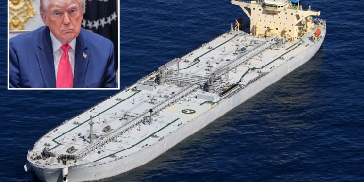 Un collage de imágenes que contiene 2 imágenes. La imagen 1 muestra el petrolero Karvounis anclado frente a la costa de Luisiana. La imagen 2 muestra que el presidente Donald J. Trump celebra una reunión de gabinete en la Casa Blanca en Washington, DC, 2 de diciembre de 2025.