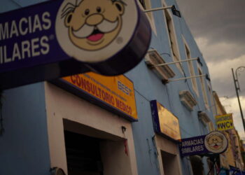 Las grandes farmacéuticas están enfermando a México. La escasez de medicamentos y suministros es rampante.